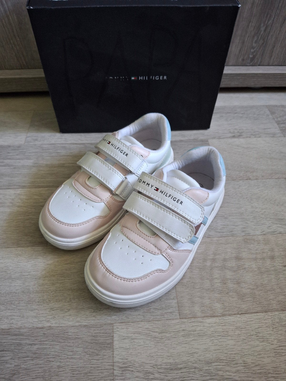 Sneakers Tommy Hilfiger maat 29, Meisje, Schoenen, Nieuw, Ophalen of Verzenden