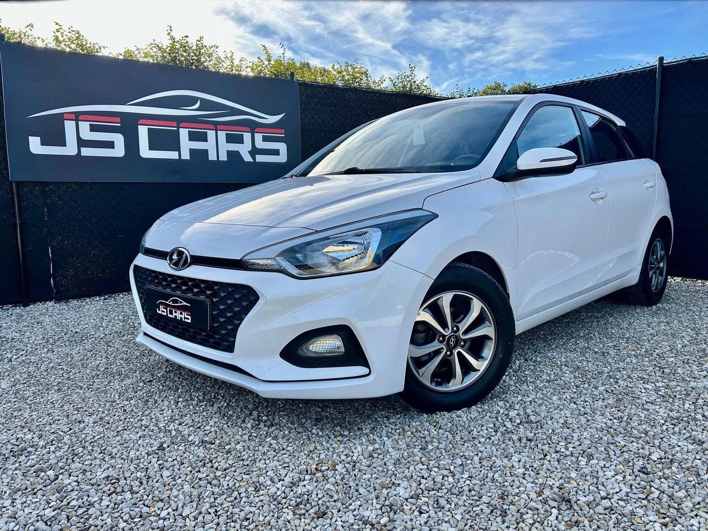Hyundai i20 1.2i*CAR-PLAY*CAMERA*AIRCO*BLUETOOTH*ATTACHE REM, Auto's, Euro 6, 4 cilinders, Wit, Bedrijf
