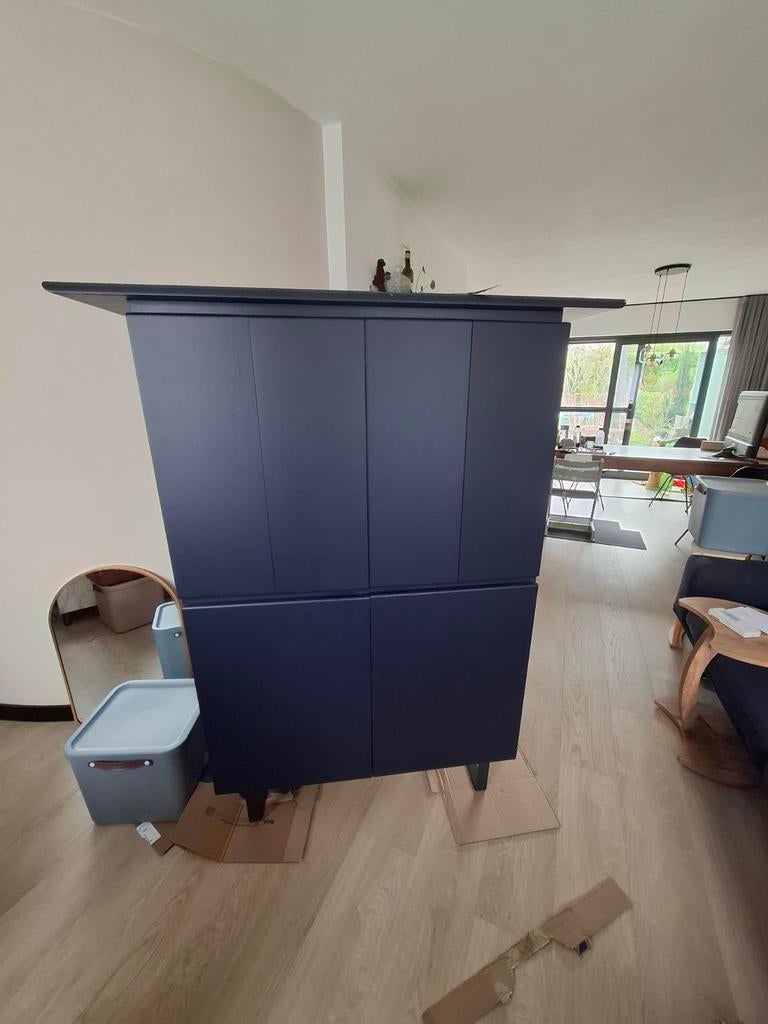 Donkerblauwe tv-kast, Ophalen