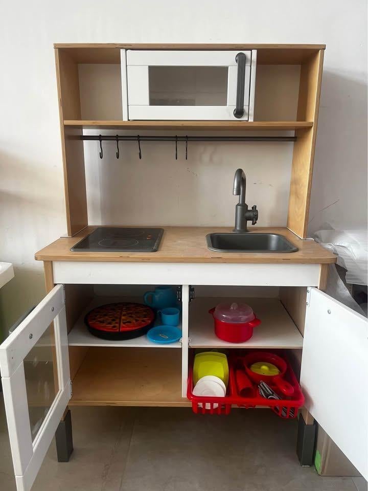 Houten ikea kinderkeuken met borden en pannetjes, Ophalen, Gebruikt, Meubelstuk of Keukentje
