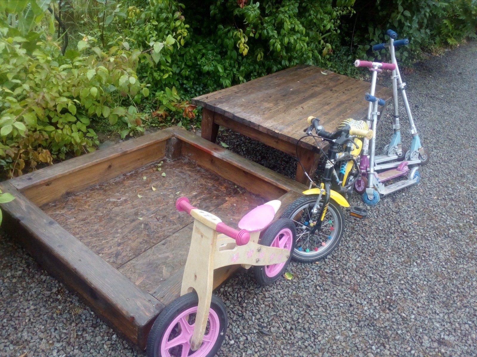 Vélo jaune pour enfant et 4 marches, Enlèvement