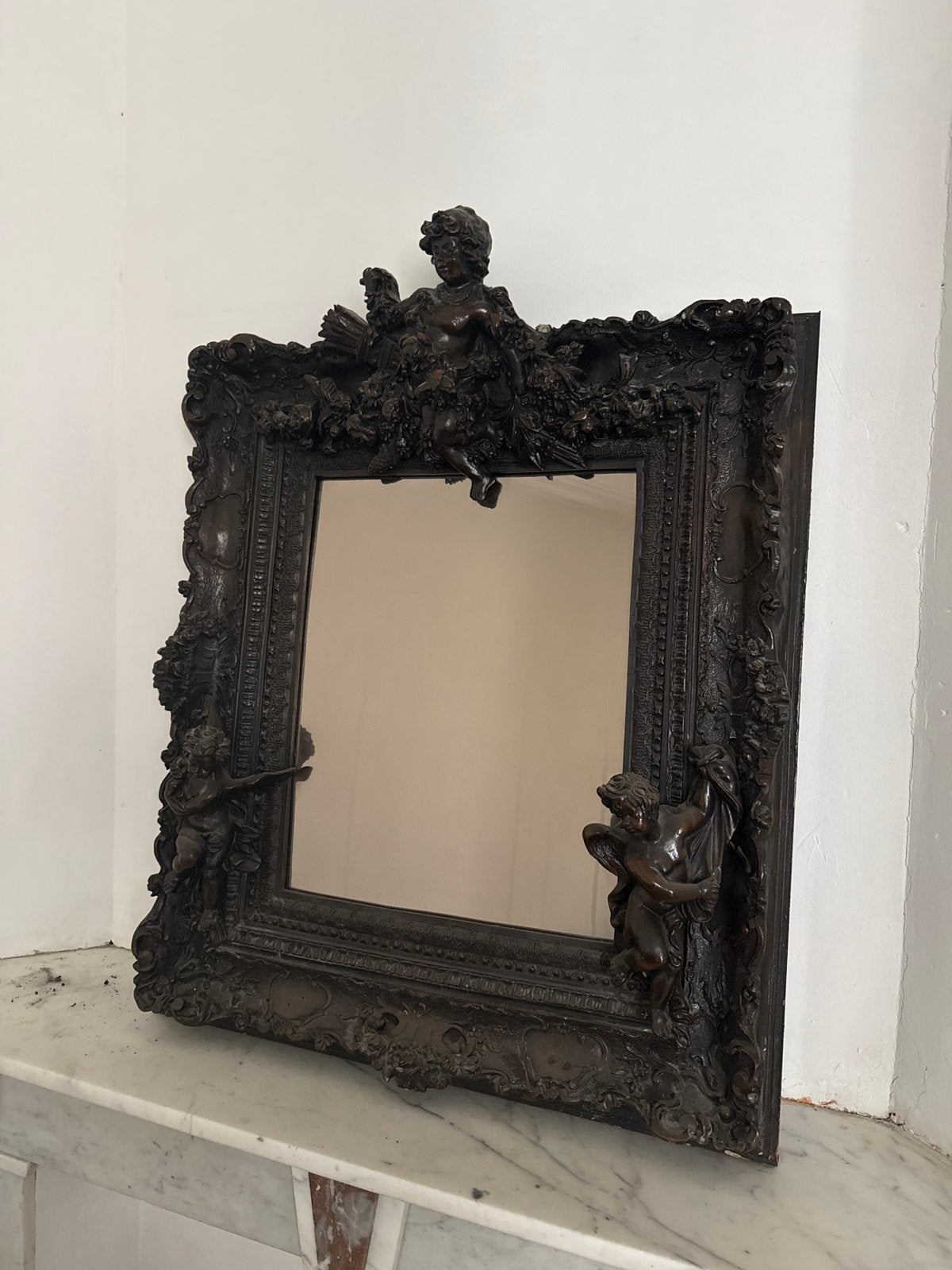 Miroir baroque ancien. Des anges Putti. Bois, Antiquités & Art, Enlèvement, Rectangulaire, 50 à 100 cm, Moins de 100 cm