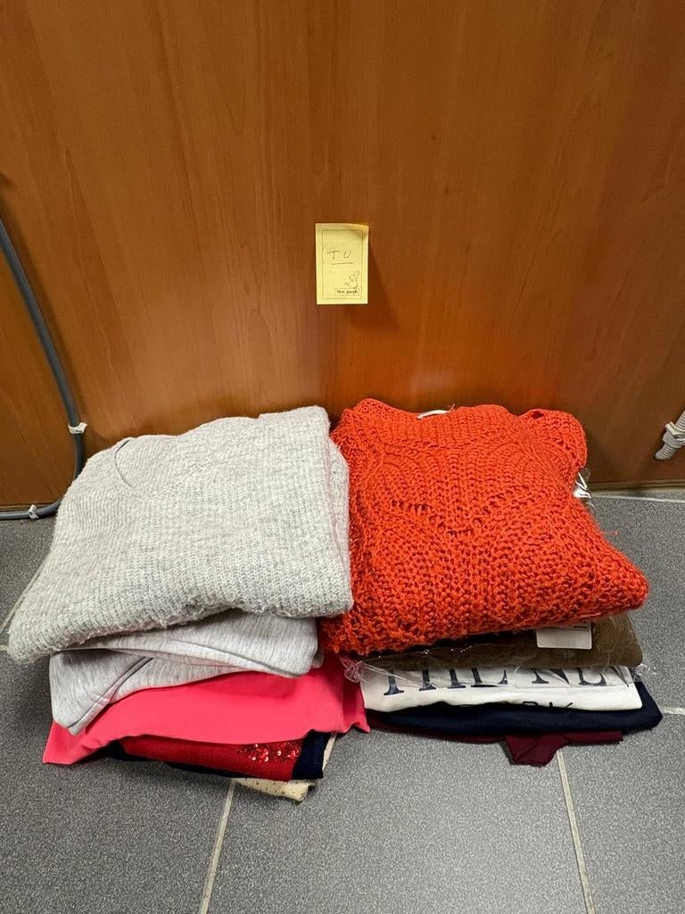 Pakket dameskleding, Ophalen