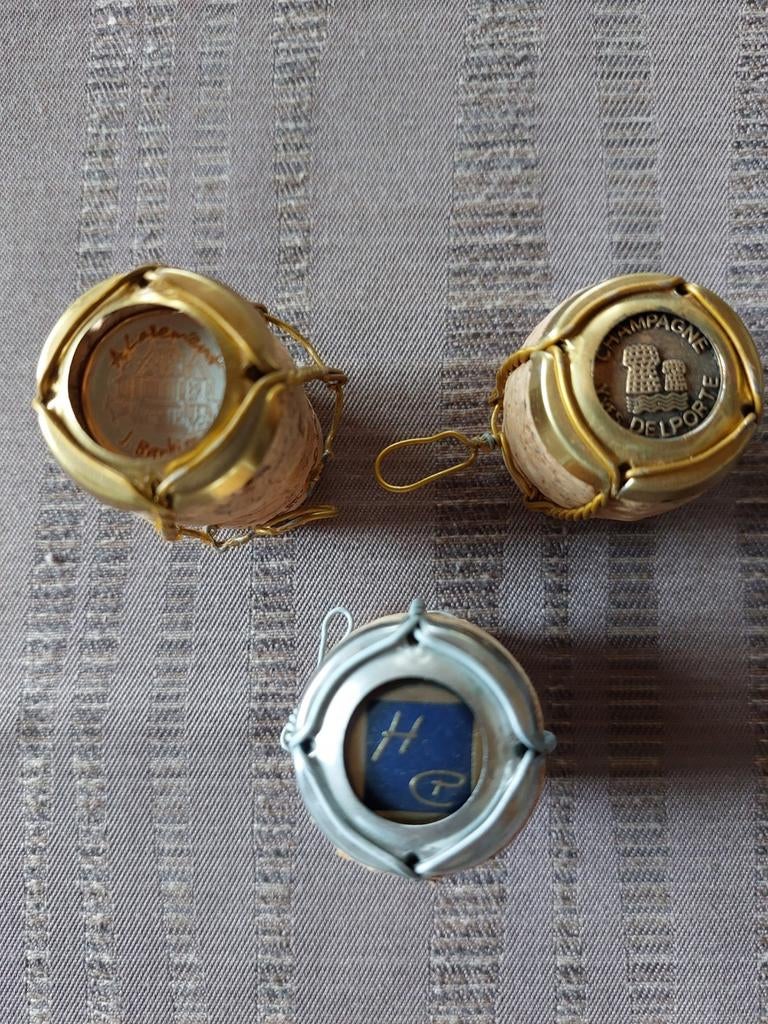 3 capsules de champagne ouvertes, Enlèvement ou Envoi, Champagne