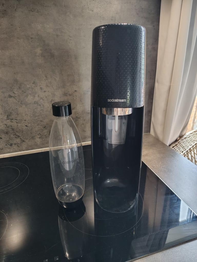 Zwarte Sodastream met bijhorende flessen en cilinder, Maison & Meubles, Cuisine | Ustensiles de cuisine, Enlèvement, Comme neuf