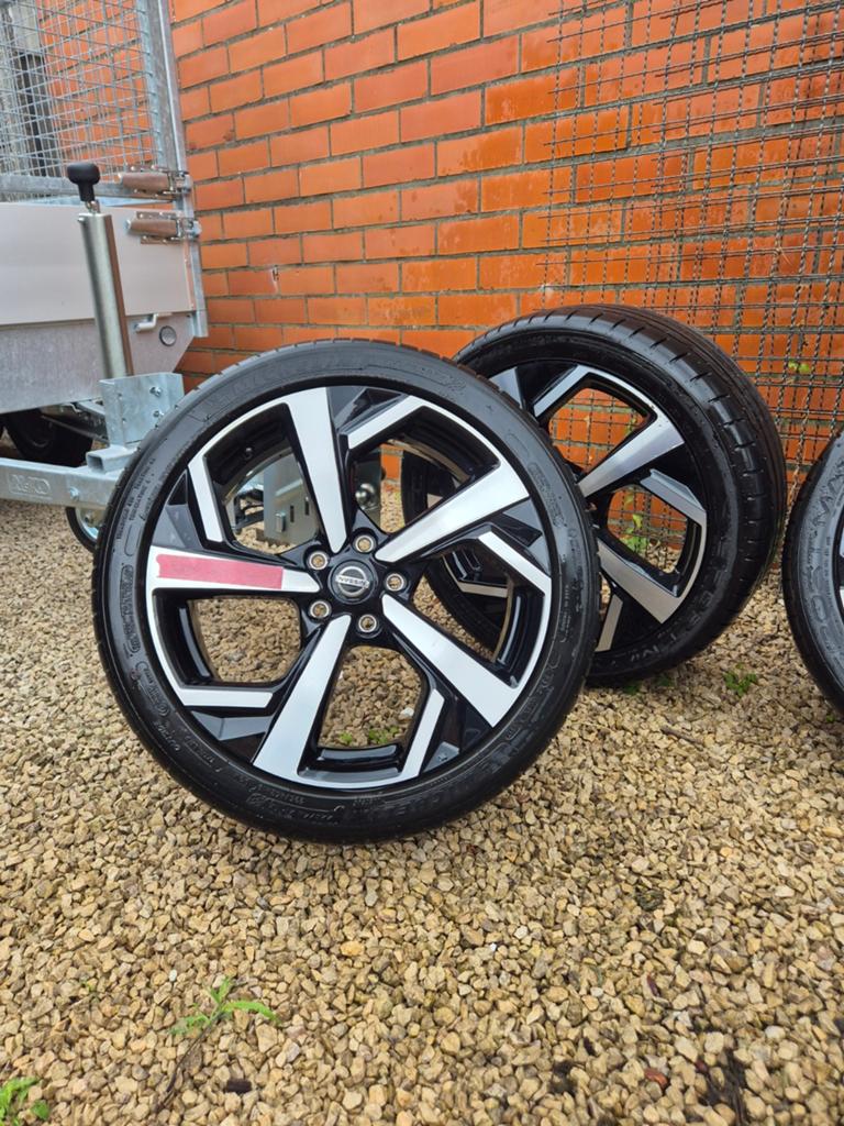 Nissan velgen, Ophalen, Band(en)