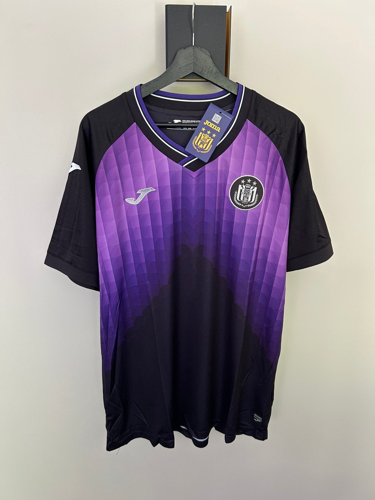 RSC Anderlecht 4th Shirt “Grand Jojo” Tribute 2025/2026, Plus grand que la taille XL, Enlèvement ou Envoi, Neuf, Maillot