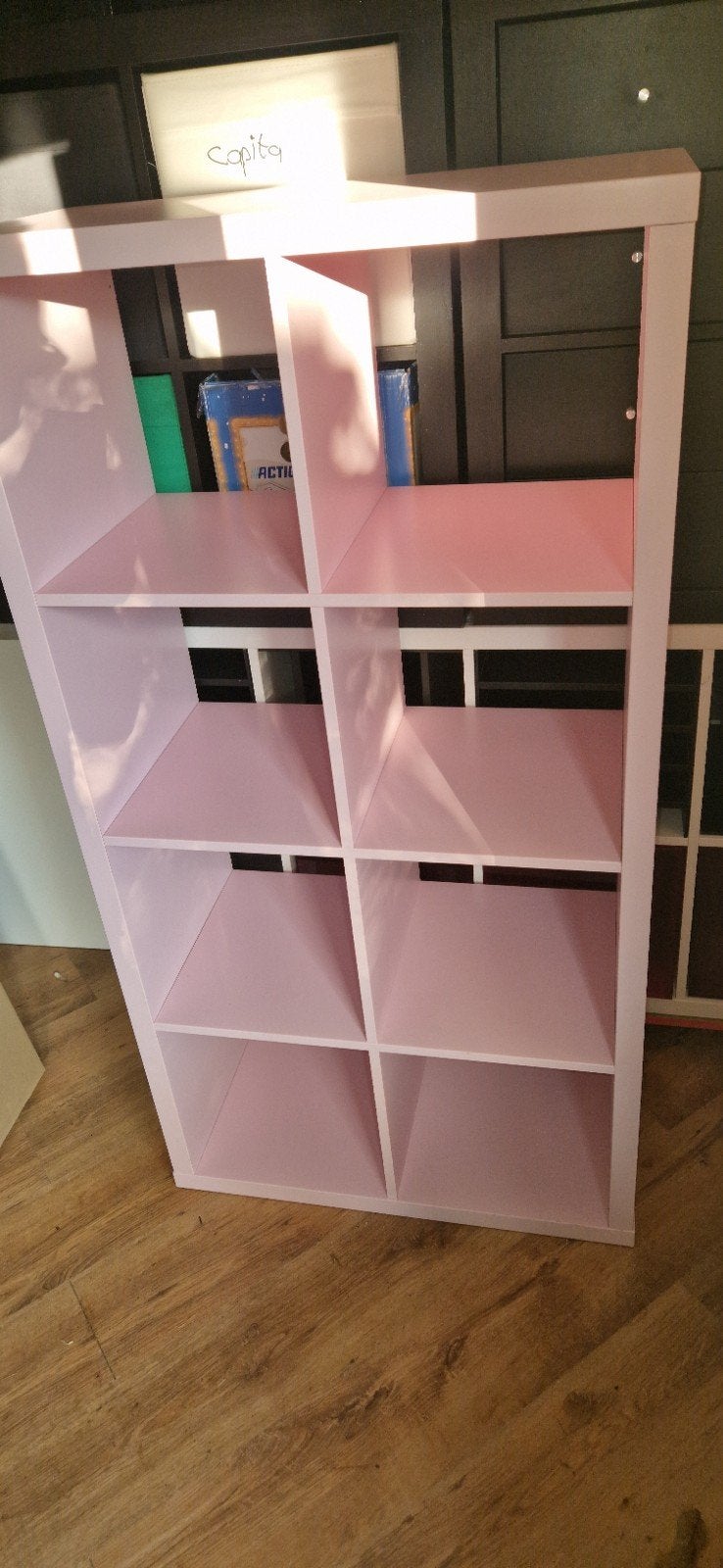 8 vaks roze Kallax, Enlèvement