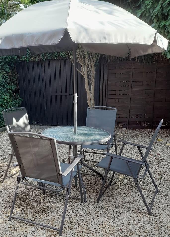 Tuinset Grijs: tafel, parasol en 4 stoelen, Jardin & Terrasse, Ensembles de jardin, Table à dinner, Salons de jardin, Synthétique