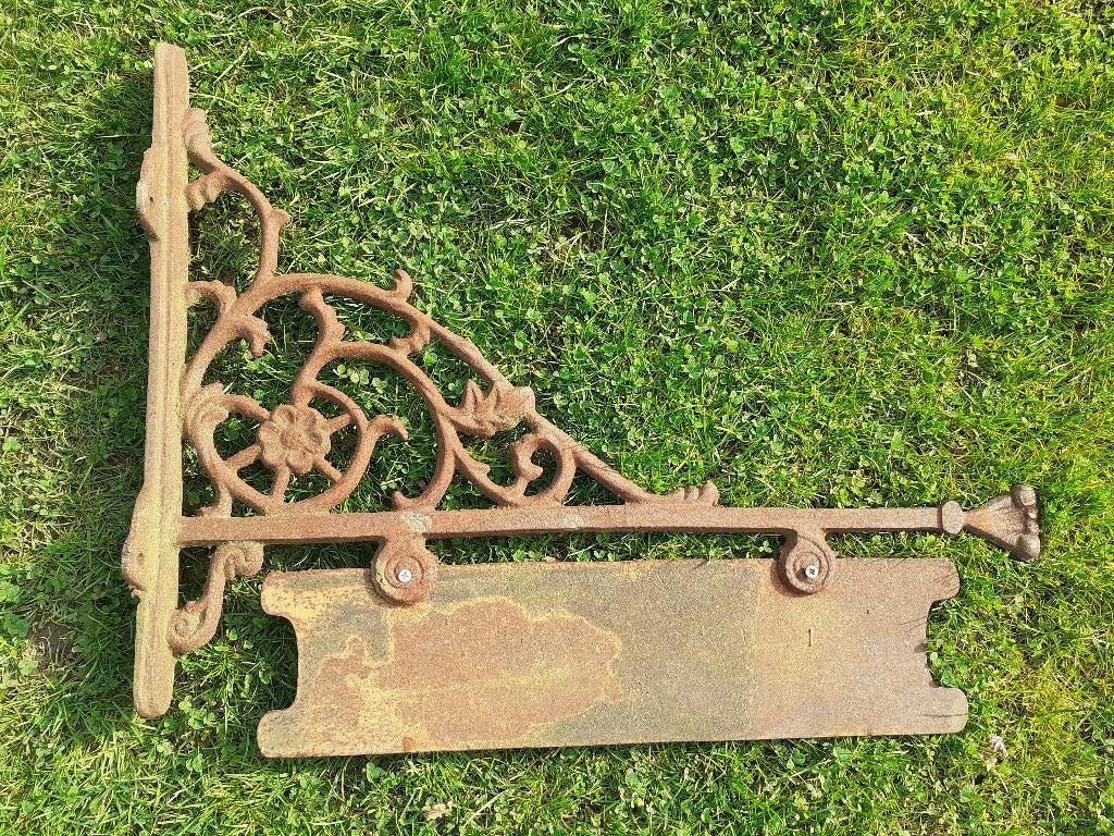 ENSEIGNE EN FONTE SUR POTENCE EN FONTE (77 cm )., Jardin & Terrasse, Enlèvement
