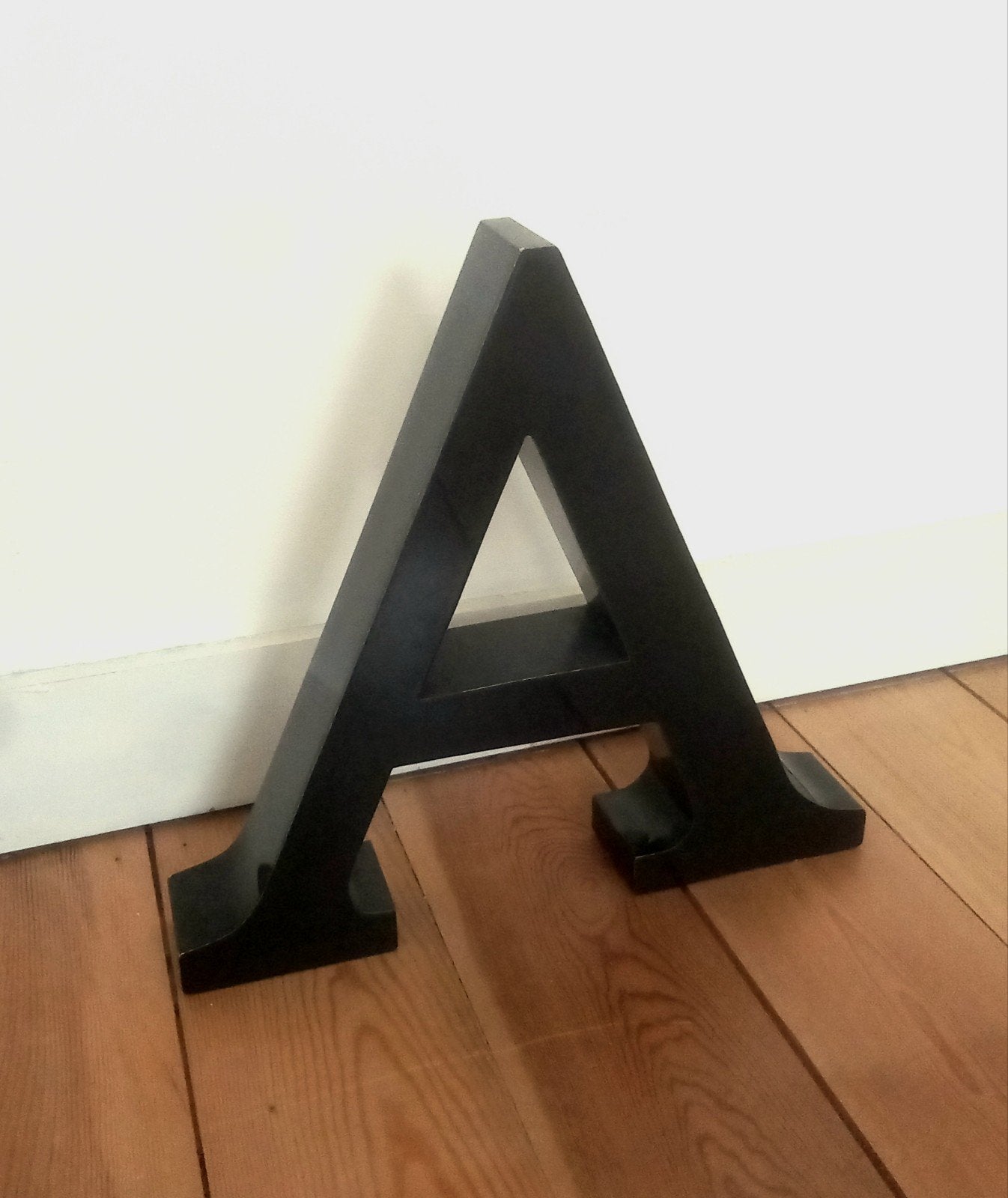Grote metalen letter A met schreef, Antiek en Kunst, Ophalen of Verzenden