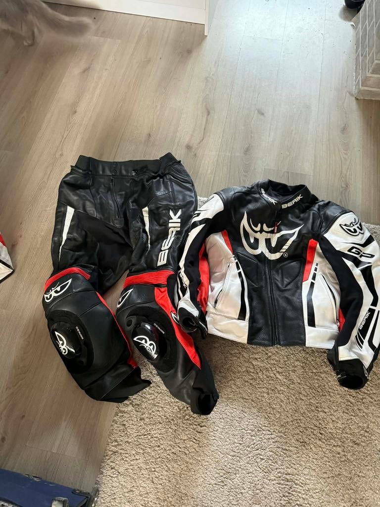 Tweedelig motorpak maat 58, Ophalen