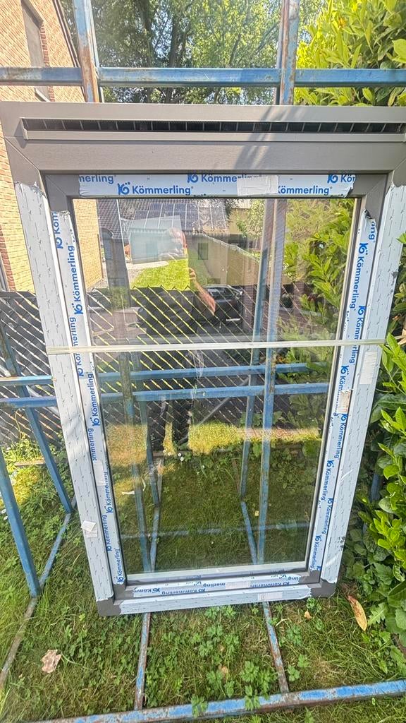 Chassis pvc gris exterieur blanc interieur avec invisivent, Ophalen, Gevelraam of Ruit, 80 tot 120 cm, Nieuw