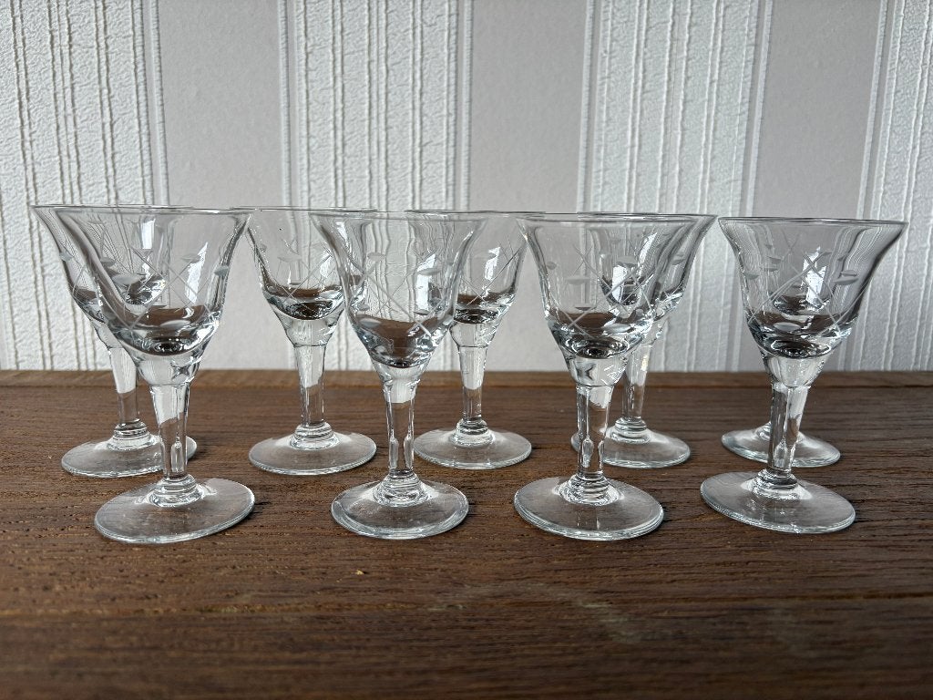8 verres à liqueur vintage sur pieds — Verre gravé, Enlèvement ou Envoi