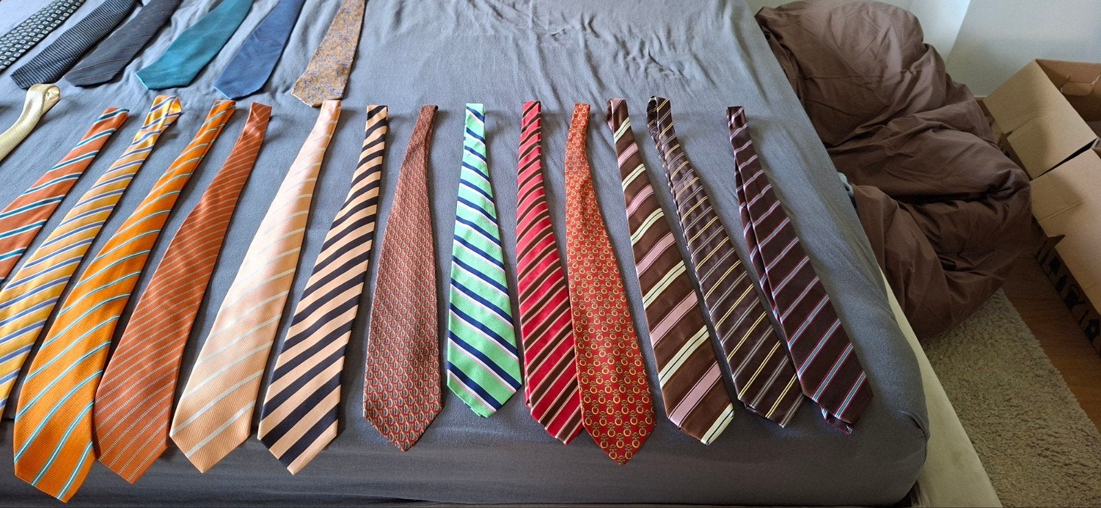 Lot de 22 cravates en soie, couleurs diverses, en bon état, Ophalen