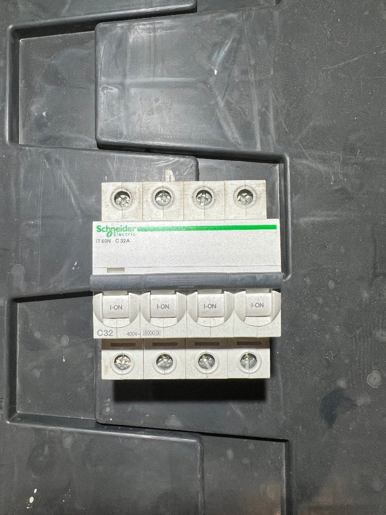 Disjoncteurs Schneider 32A 4p, Bricolage & Construction, Électricité & Câbles, Enlèvement