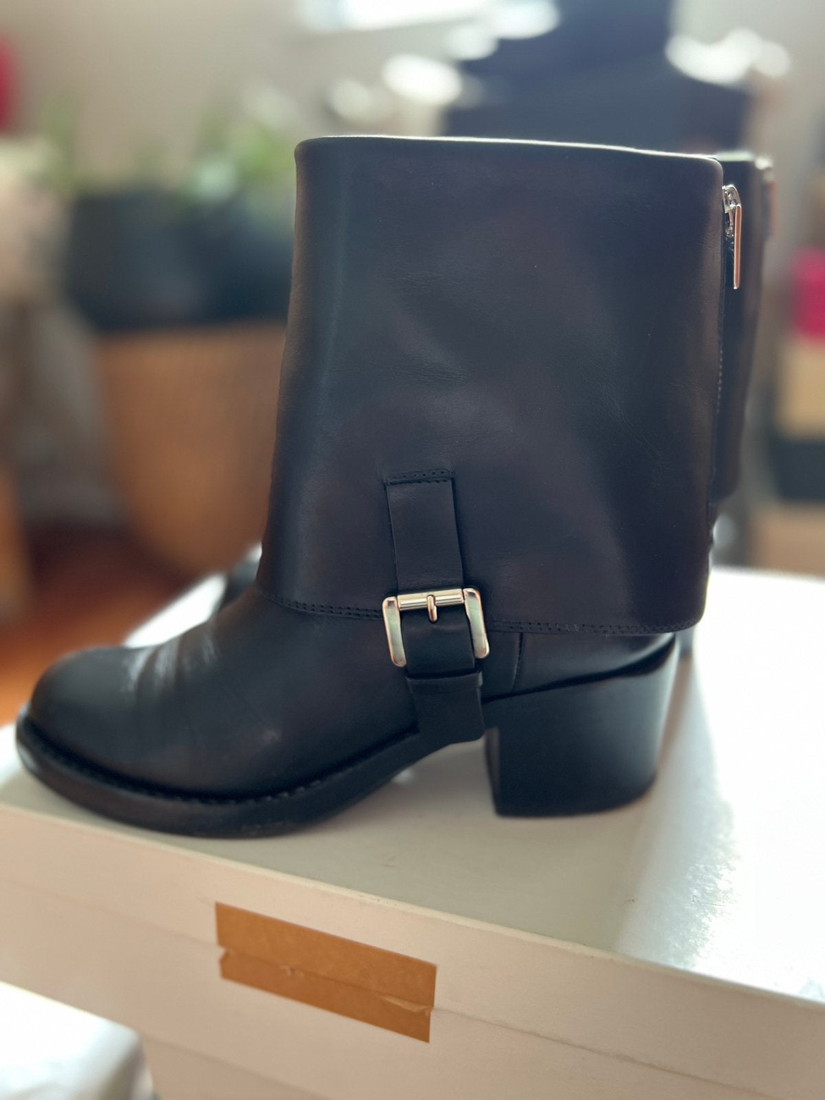 Bottes noires résistantes de Costume National, neuves,, Vêtements | Femmes, Enlèvement ou Envoi, Comme neuf, Boots et Botinnes