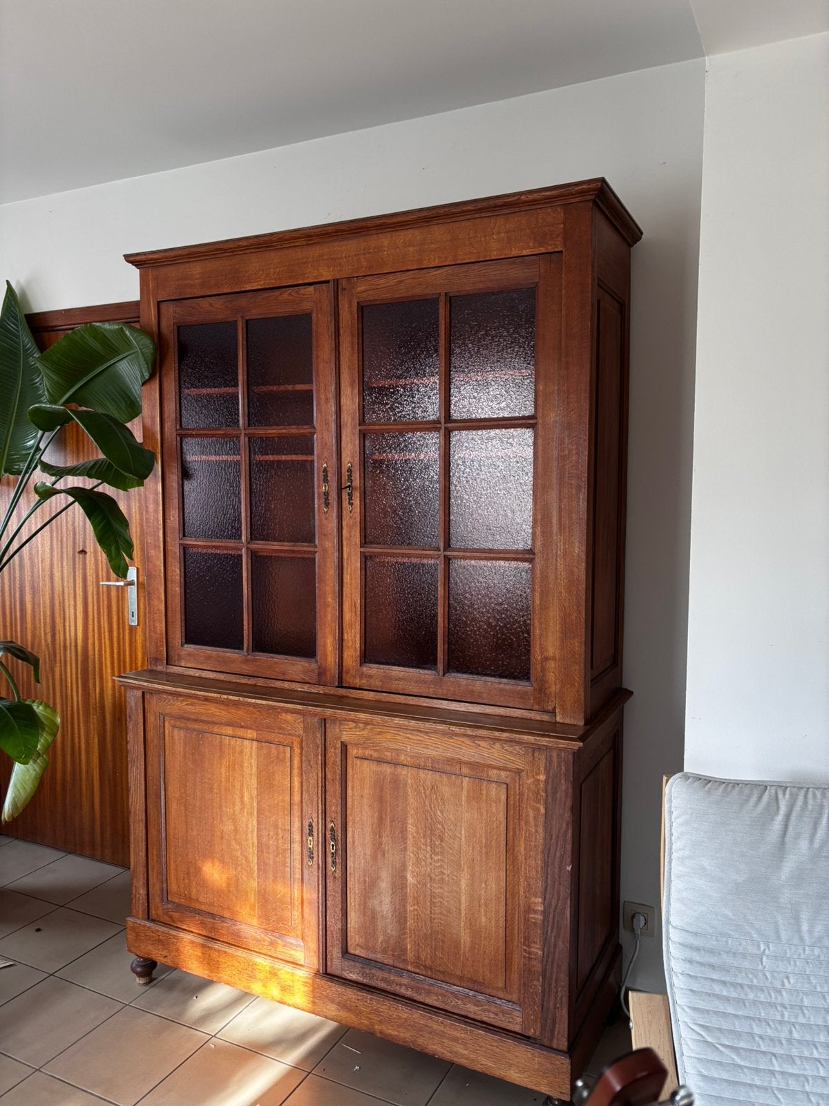 Beau vaisselier en bois a vitres rosées, Maison & Meubles, Avec porte(s), 100 à 150 cm, Enlèvement, Utilisé