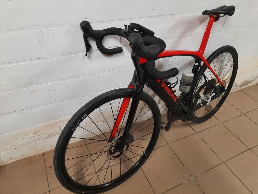 Electrische koersfiets Trek kleur rood en maat 54, 28 inch, 10 tot 15 versnellingen, Zo goed als nieuw, Schijfrem