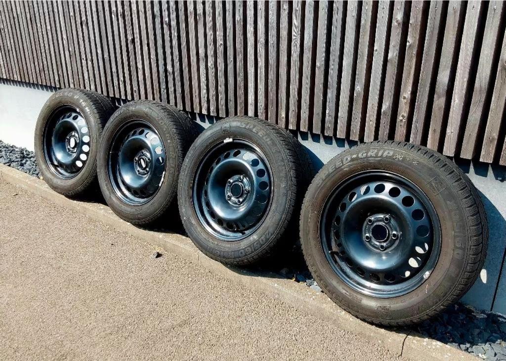 Jantes avec pneus hiver 205/60-16 pour Opel, entraxe 5x105, Ophalen, Gebruikt, 16 inch, Banden en Velgen