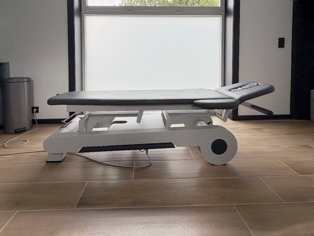 TABLE NAGGURA KINÉSITHÉRAPIE / OSTÉOPATHIE / MASSAGE, Sports & Fitness, Produits de massage, Utilisé, Table de massage, Enlèvement