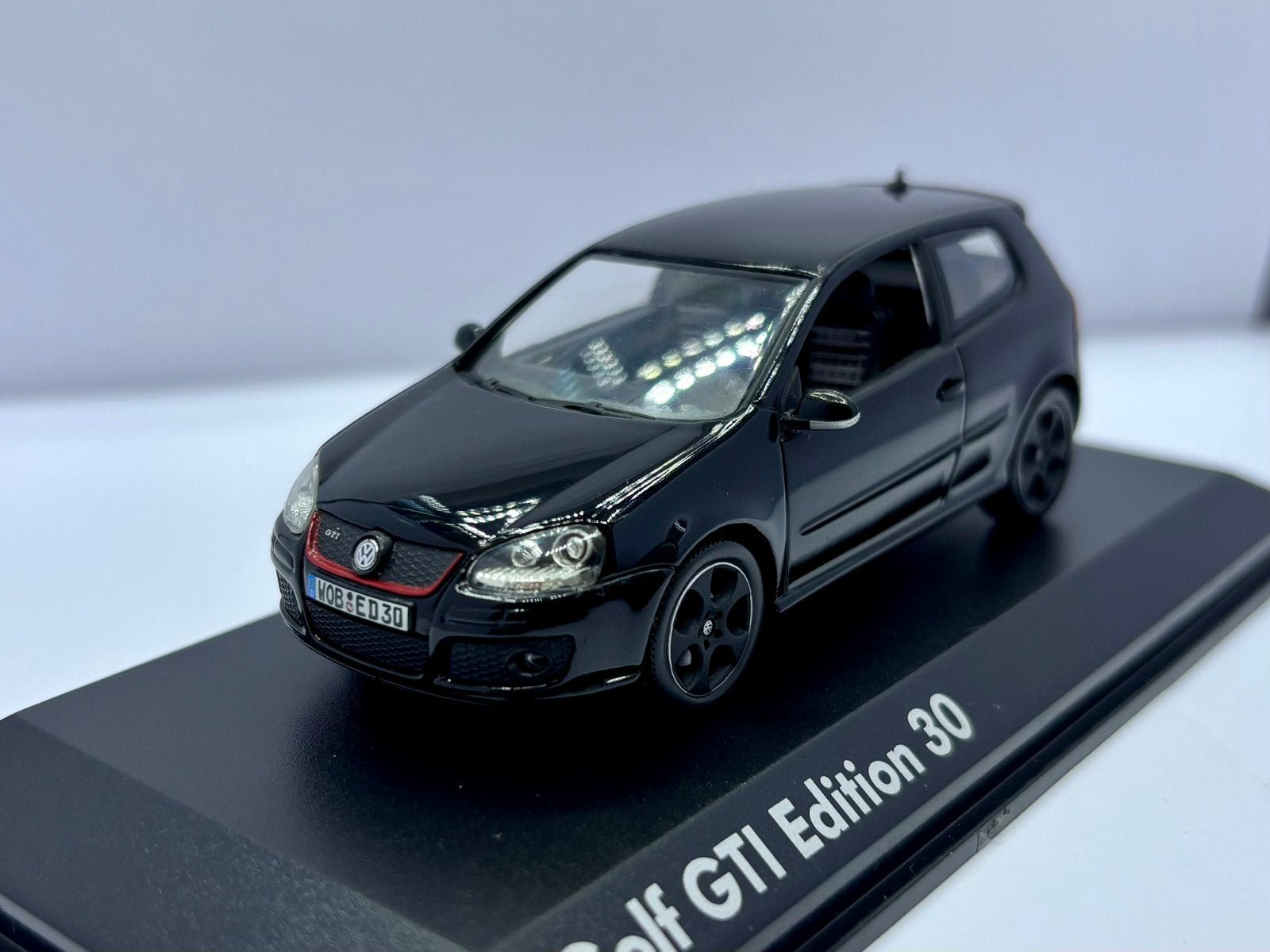 1:43 Volkswagen golf 5 GTI edition 30, Enlèvement ou Envoi, Comme neuf