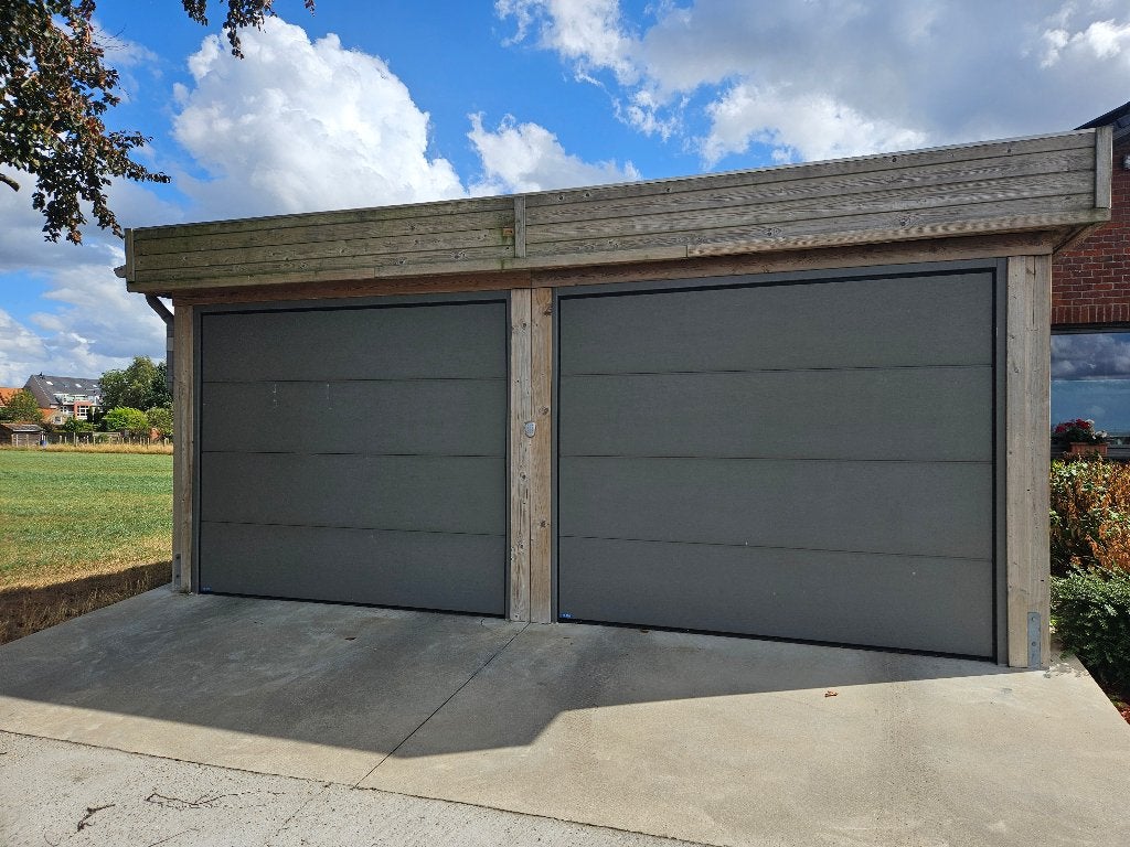 Garage met dubbele elektrische poorten en extra opbergruimte, Provincie West-Vlaanderen