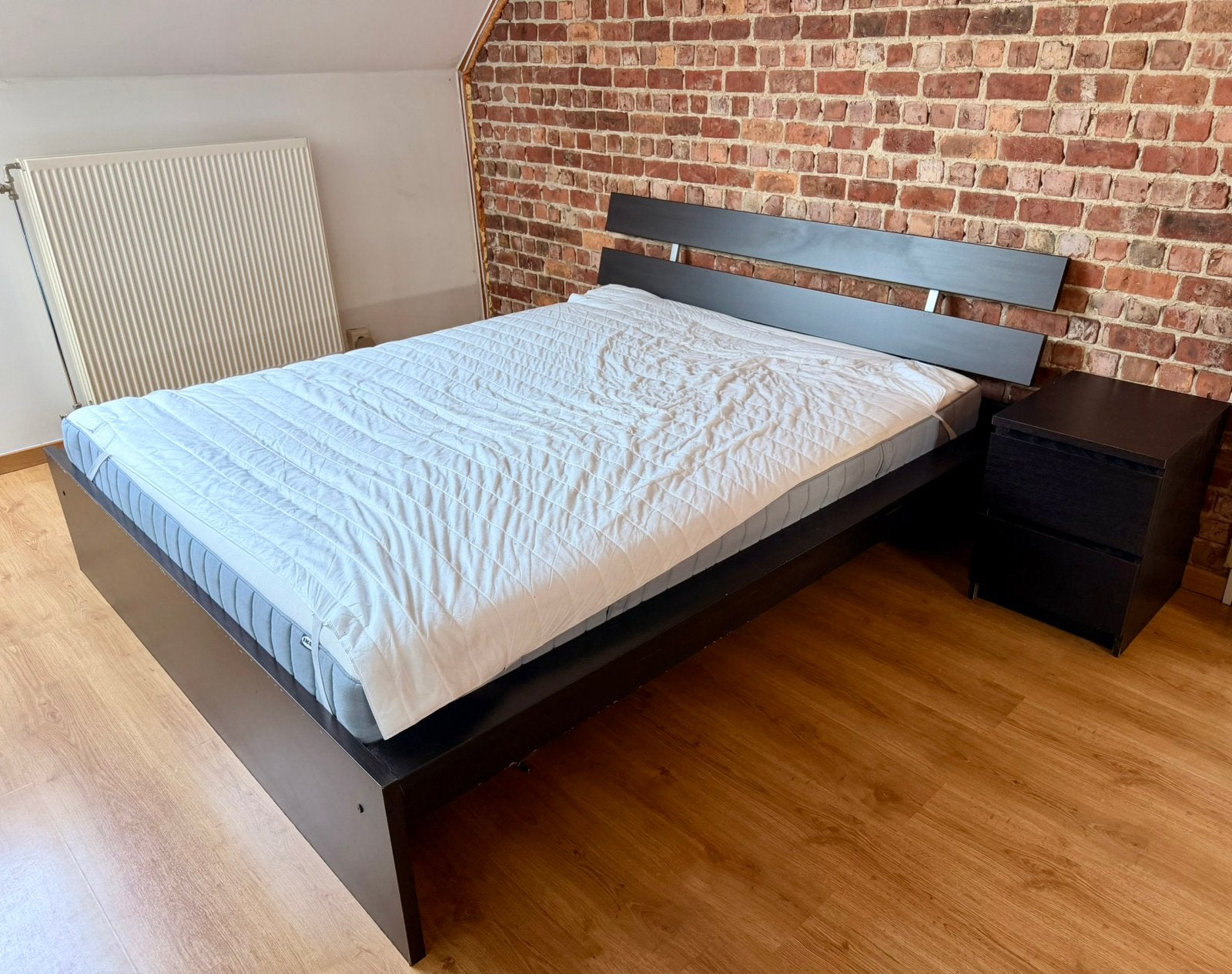 Lit avec matelas IKEA + table de nuit MALM, Enlèvement, Comme neuf