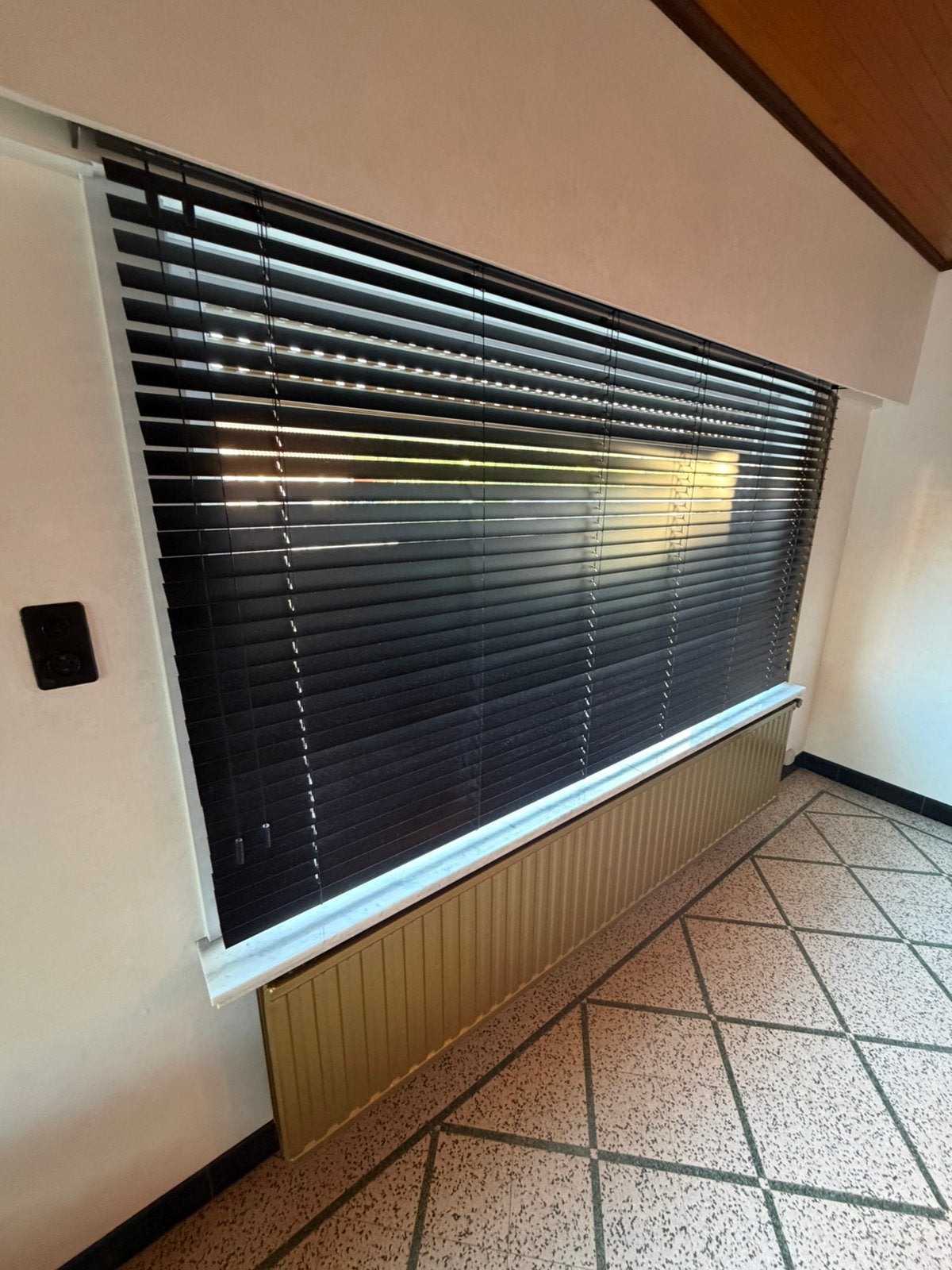 2 x houten jaloeziëen zwart 1.35 h x 2.6 m breed:, Ophalen, Zo goed als nieuw, Zwart, Hout