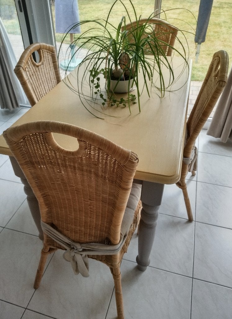 Landelijke tafel met rieten stoelen, Huis en Inrichting, Tafels | Eettafels, Ophalen, 100 tot 150 cm, 50 tot 100 cm, Vier personen