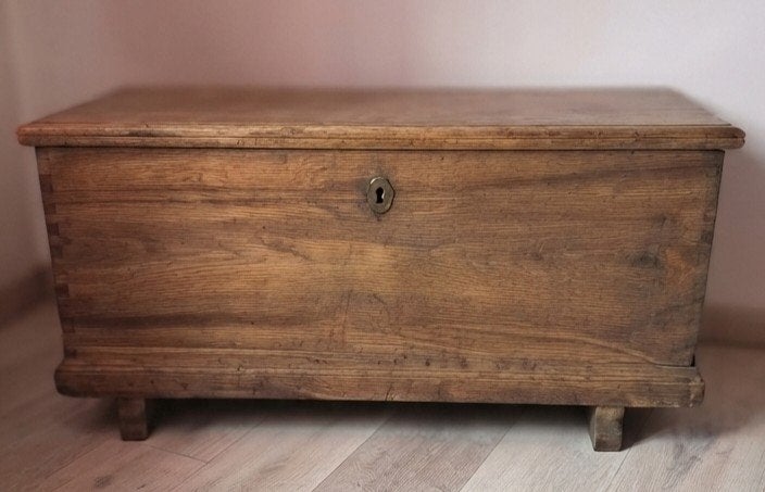 Authentique Coffre Ancien en Bois Massif, Maison & Meubles, Enlèvement