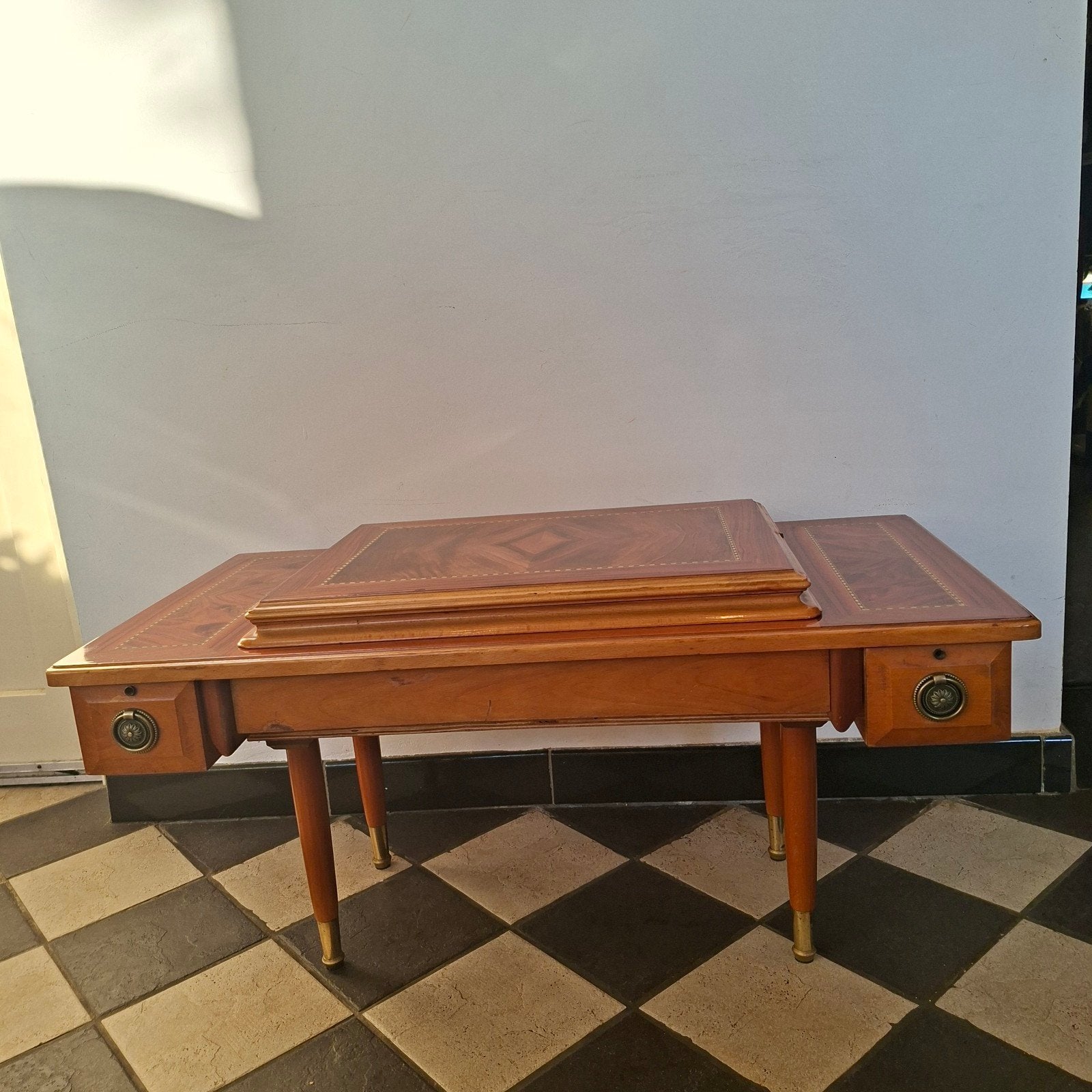 Table unique avec beaucoup d'espace de rangement pour marque, Maison & Meubles, Enlèvement