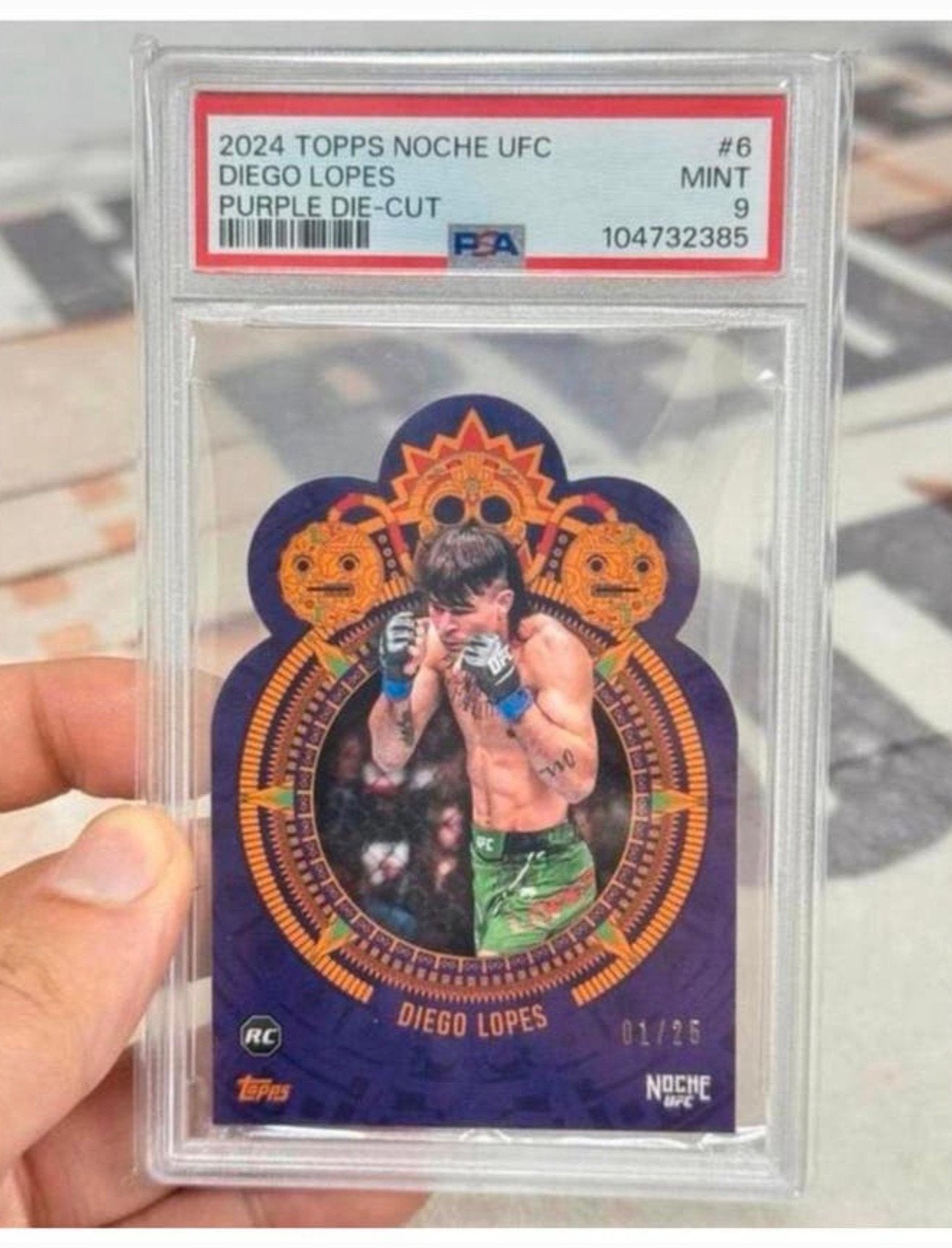 Topps Noche 2024 UFC Diego Lopes Purple Diecut /25 n1 PSA-9, Collections, Enlèvement ou Envoi, Neuf, Cartes de joueur