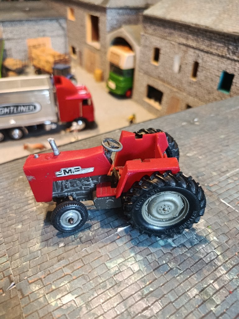 Massey-Ferguson 595 Britains rouge, Hobby & Loisirs créatifs, Enlèvement ou Envoi, Utilisé, Tracteur et Agriculture, Britains
