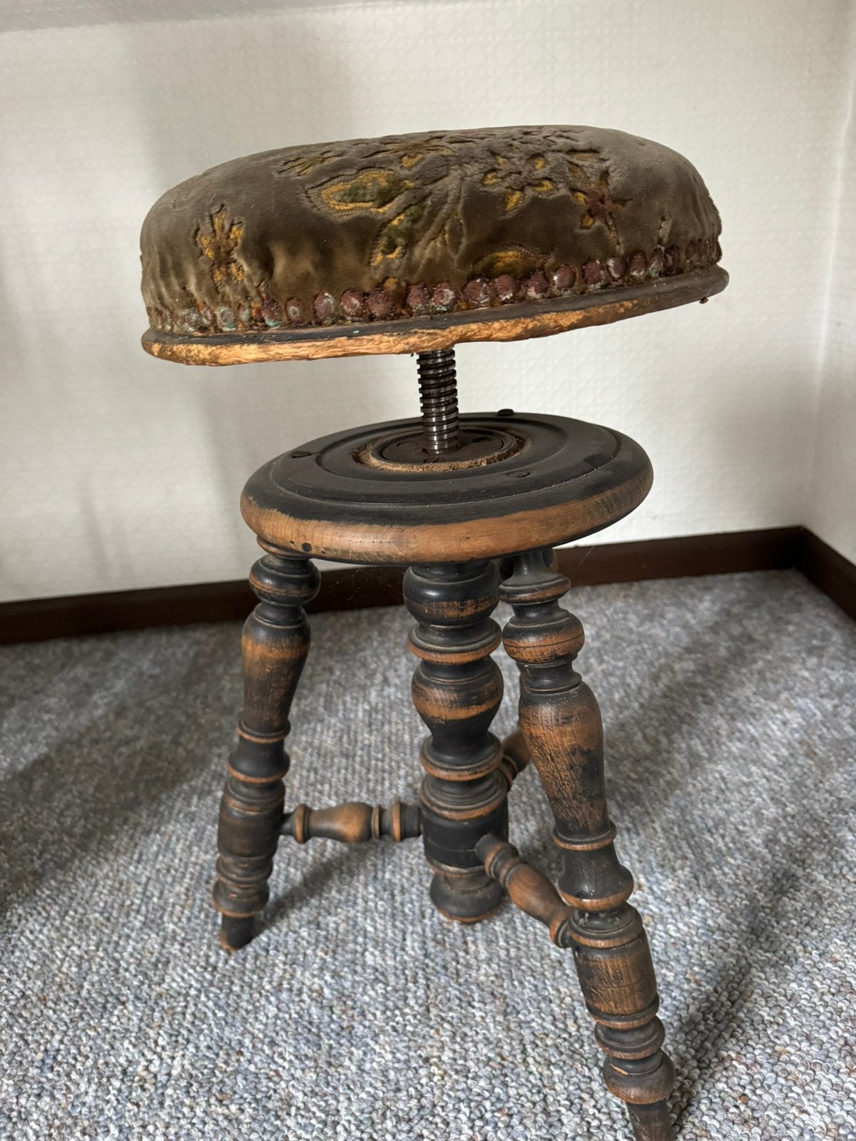 Tabouret de piano ancien avec assise brodée — vers 1880—1900, Enlèvement, Comme neuf, Bois