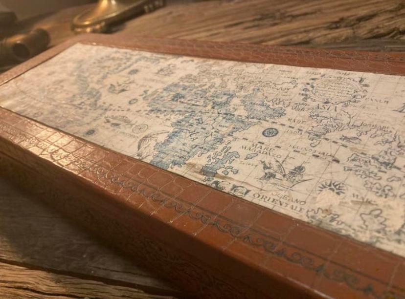 Boîte ancienne avec carte du monde - atlas - boîte en carton, Enlèvement ou Envoi, Comme neuf