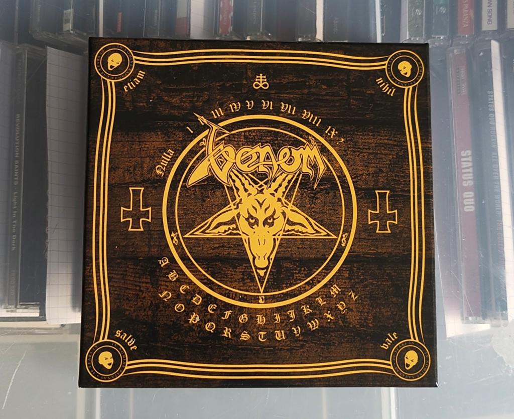 Venom - In Nomine Satanas (Sanctuary 2022 - 6CD+DVD Boxset), Ophalen of Verzenden, Boxset
