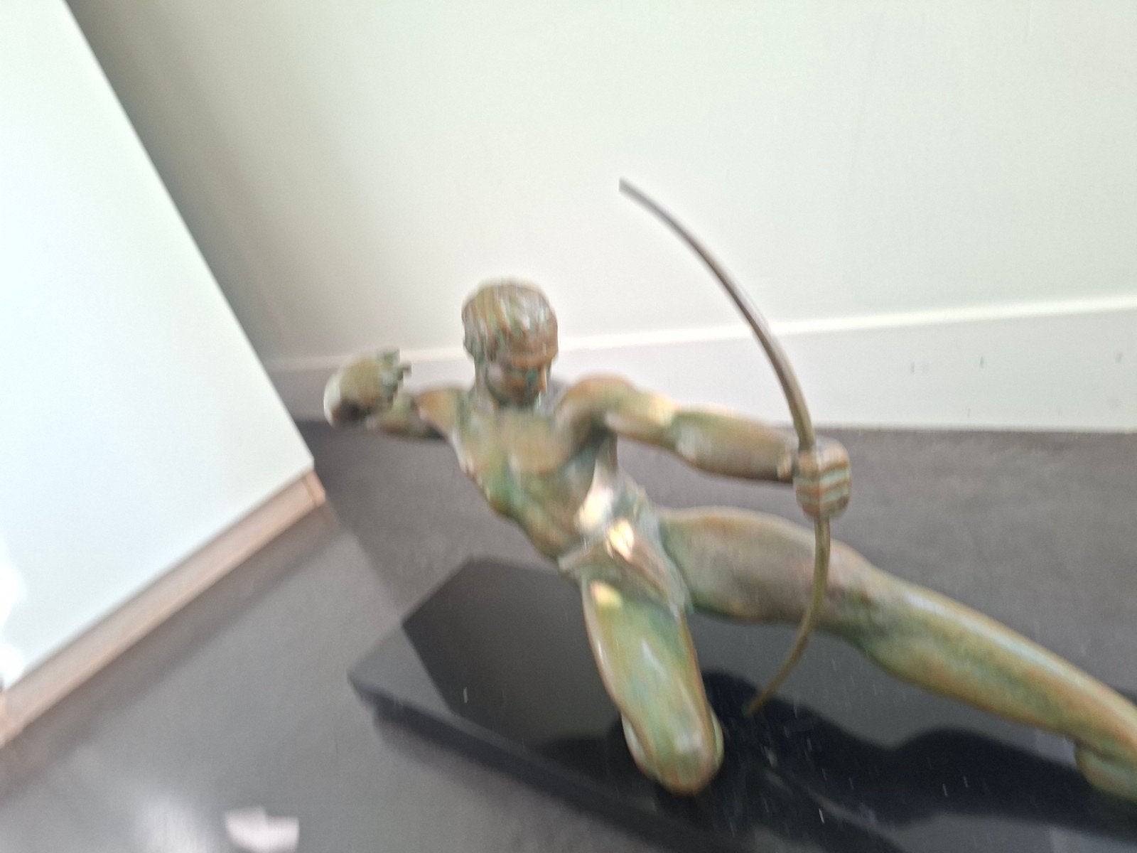 Bronzen beeld op marmeren sokkel (gereserveerd), Enlèvement