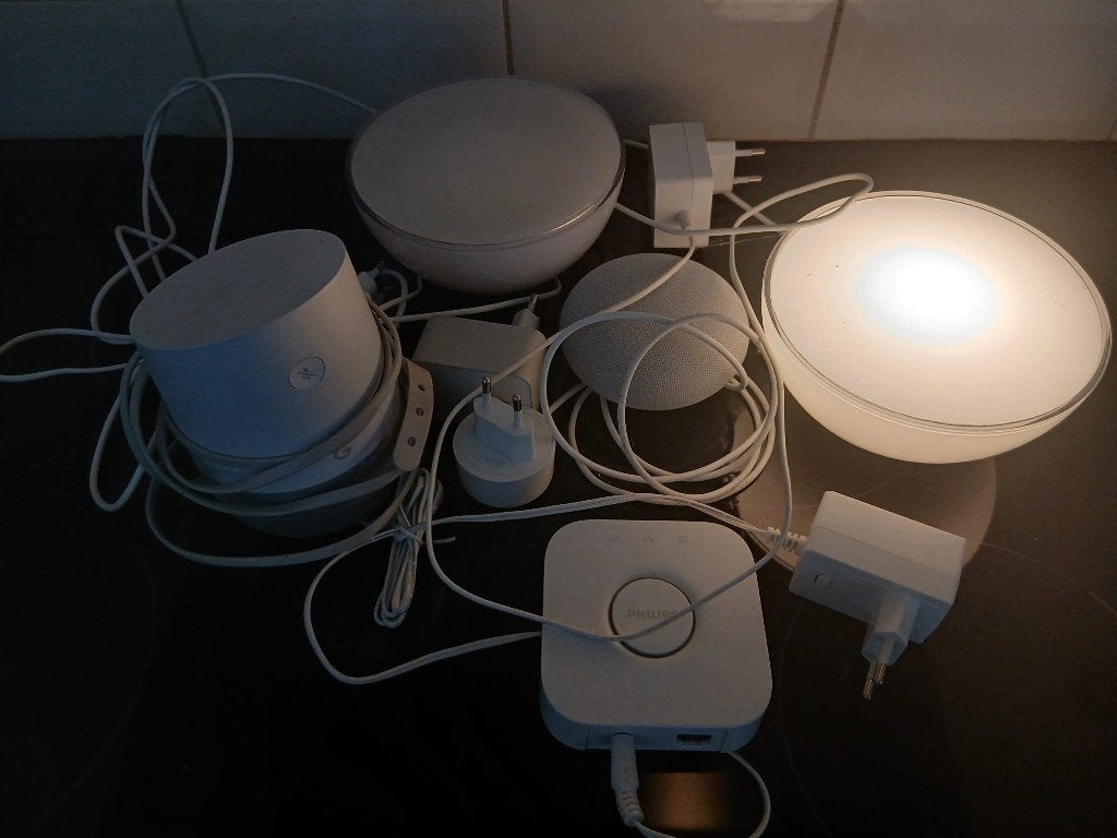 Google Home Speaker + Google Nest + 2 Philips Hue Lampen, Google, Bluetooth, Enlèvement ou Envoi, Utilisé