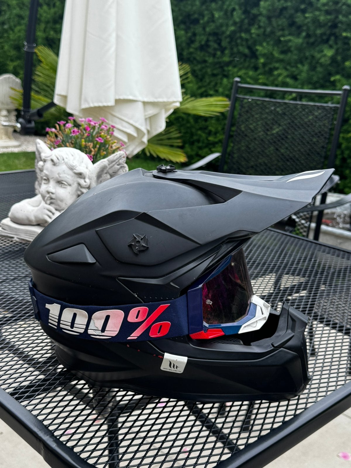 Helm met handschoenen, Ophalen