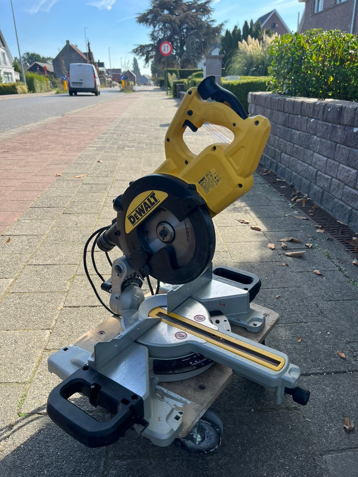DeWALT DWS774-QS Scie à tronçonner, Bricolage & Construction, 70 mm ou plus, Enlèvement, Utilisé, 1200 watts ou plus