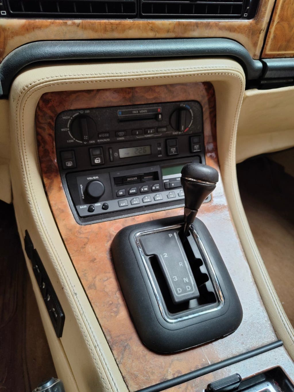 Daimler 36/Jaguar XJ40, foto 7
