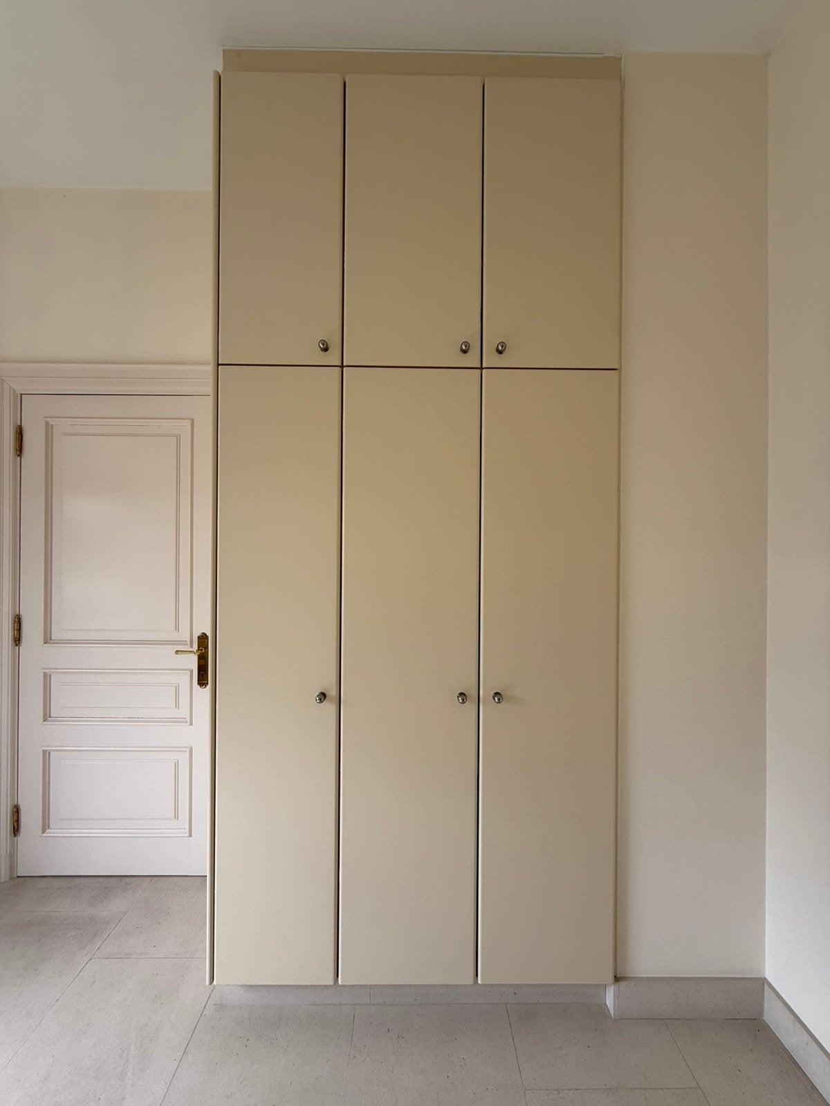Kleerkast 3 deuren met opzetkast – 134 x 318 cm, crème beige, Ophalen, Zo goed als nieuw