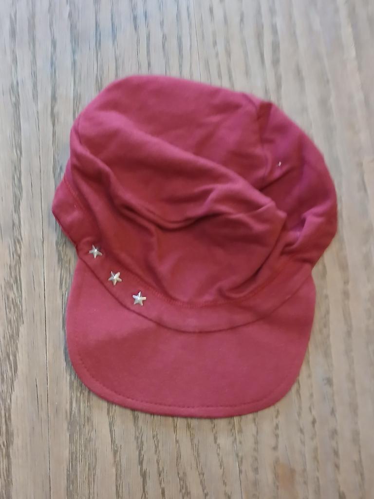 Stoere rode pet Kik Kid met sterren – Maat 1-3 jaar, Kinderen en Baby's, Babykleding | Petten en Hoeden, Gebruikt, Jongetje of Meisje