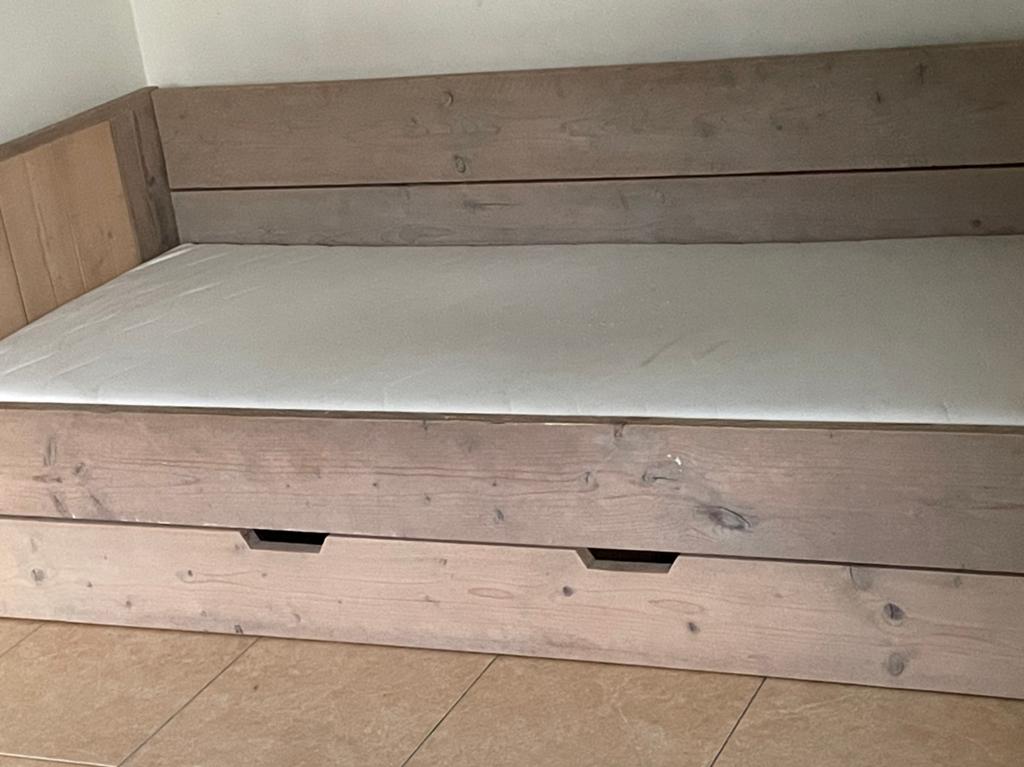 Steigerhouten 1 persoonsbed, Kinderen en Baby's, Ophalen, Zo goed als nieuw, Matras