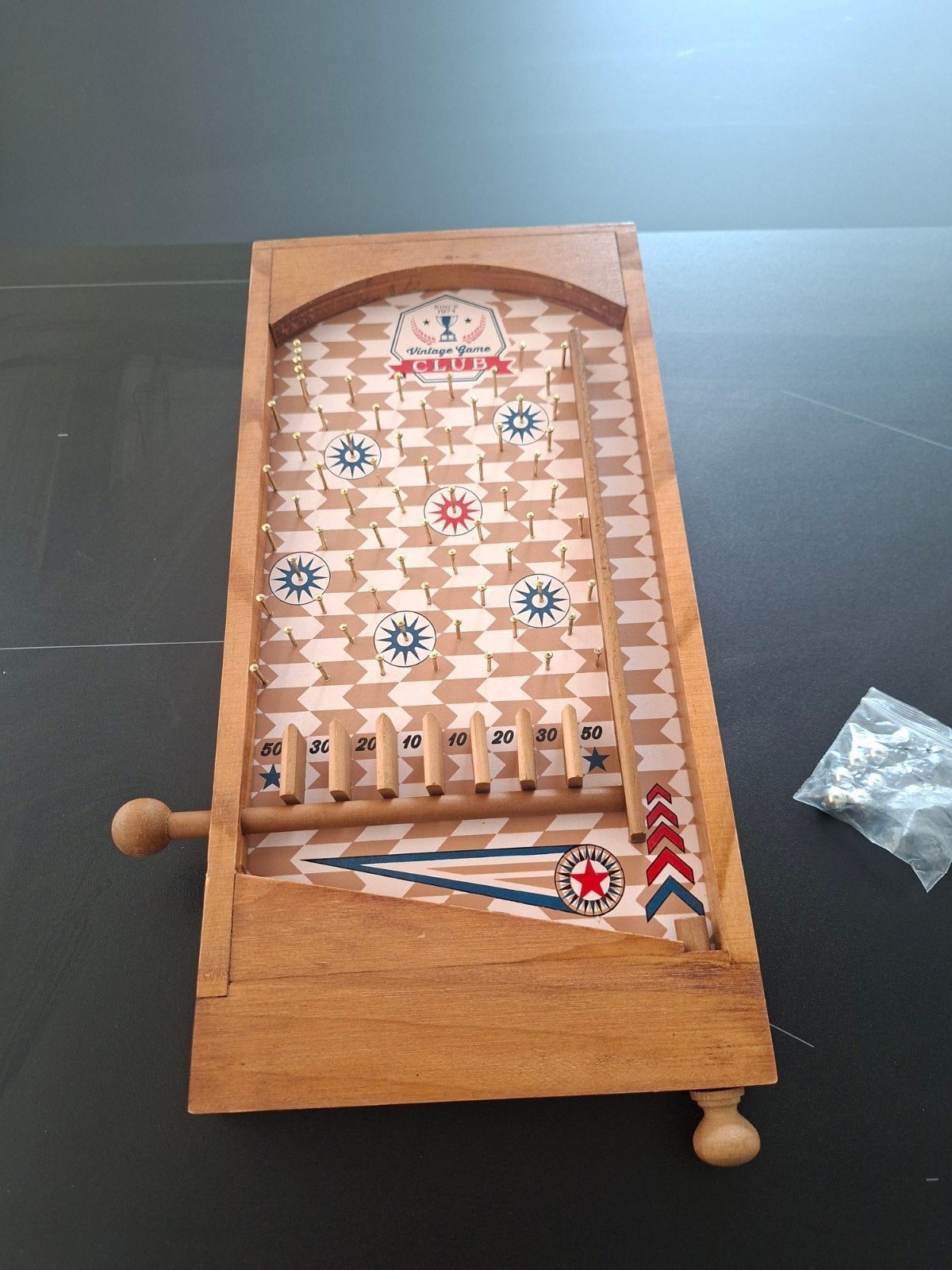 Houten spel in retrostijl met knikkers. Uitstekende conditie, Hobby en Vrije tijd, Gezelschapsspellen | Overige, Ophalen of Verzenden
