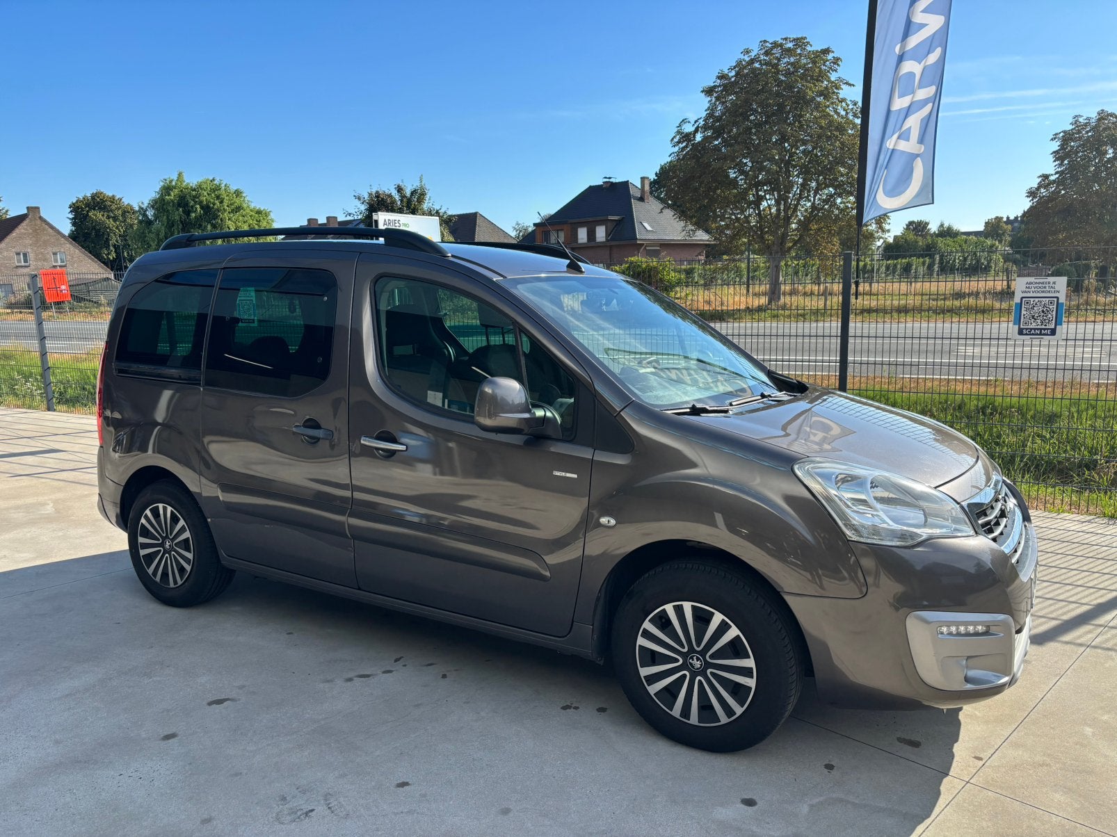 Peugeot partner 1.2 benzine bj 2018 met 131000 km, Autos, Peugeot, Argent ou Gris, Euro 6, Entreprise, Boîte manuelle