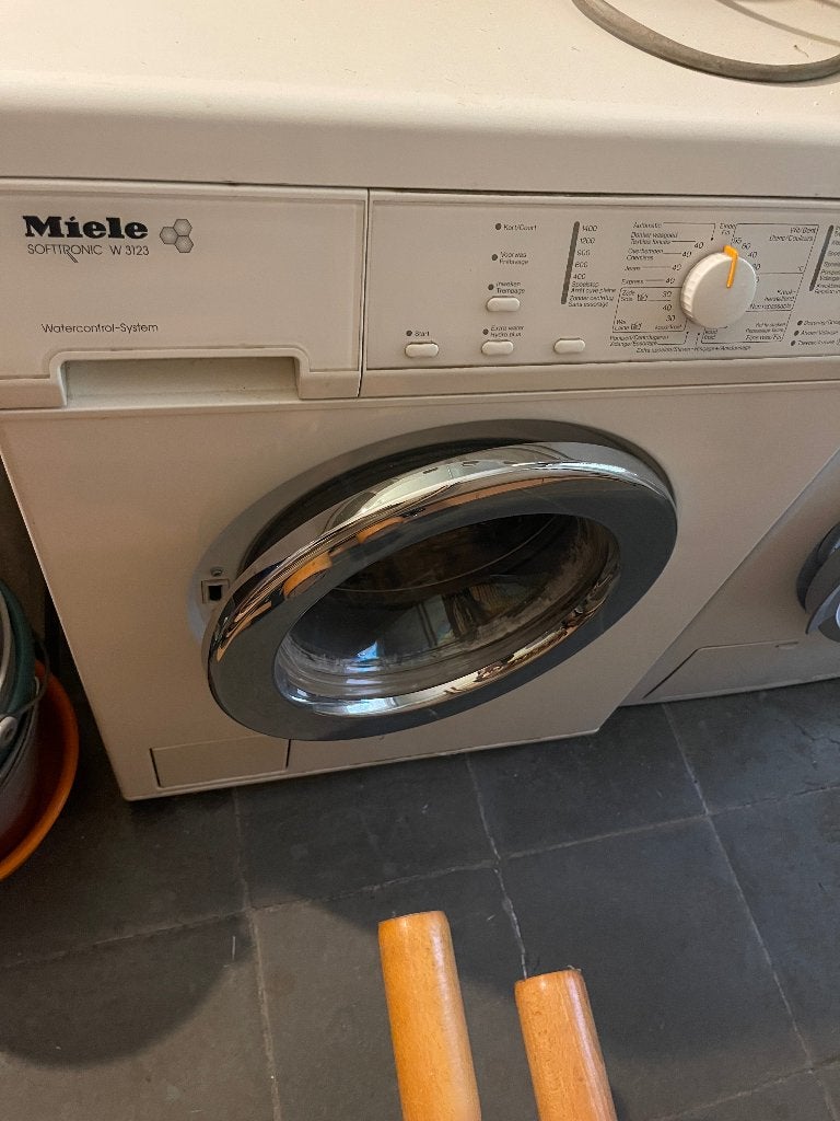 Machine à laver le linge Miele, 1200 à 1600 tours, 6 à 8 kg, Programme lavage à la main, Enlèvement