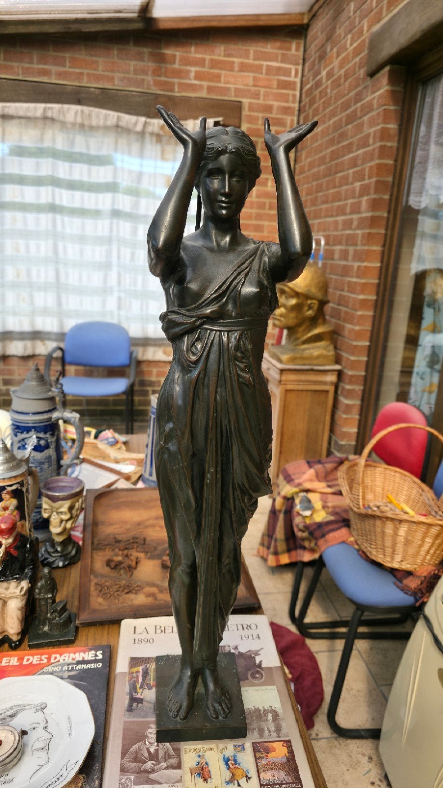 Grande sculpture en bronze « Jeune femme aux bras levés », Enlèvement ou Envoi, Bronze