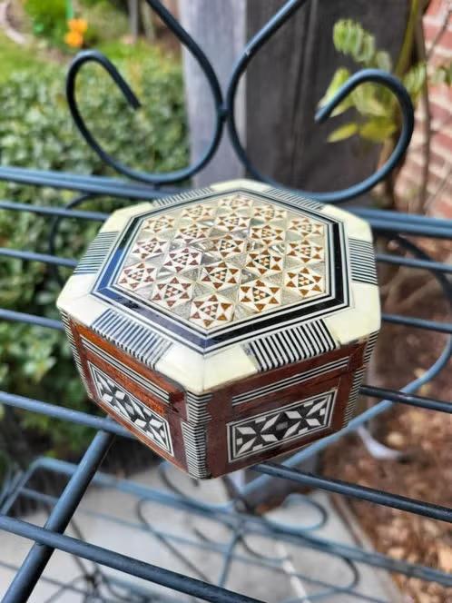 Belle boîte à bijoux fabriquée à la main en Jordanie, Enlèvement